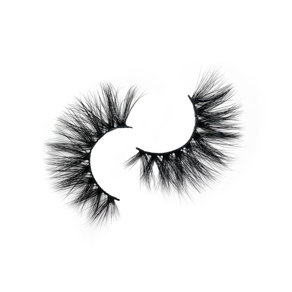 Frequency is a natural wispy lash! Perfect to resemble a set of lash extensions! 