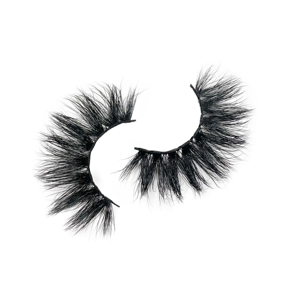 Aura is a full volume mink lash! This lash is great to compliment any glam look!